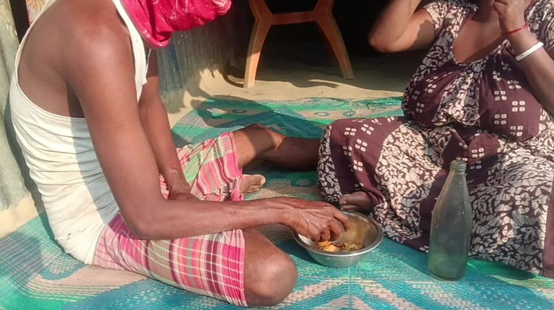 Nenika: Mengongkek pepeknya