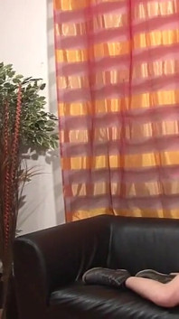 一个丰满的红发荡妇被肛交和拳交的试镜