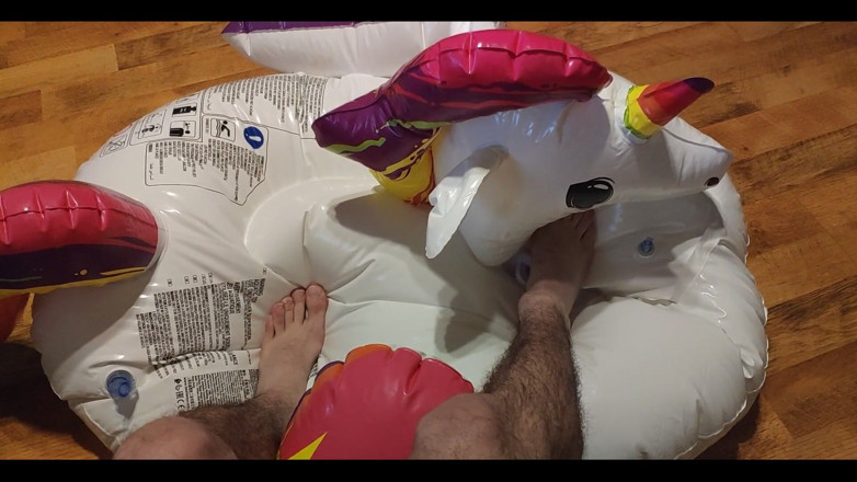 Floatie Boy: Gonfiando il mio unicorno gonfiabile con i miei piedi