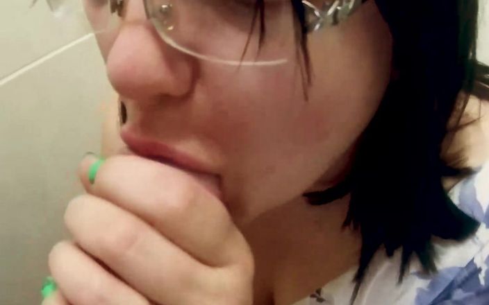 SchoolPrincess: Ha succhiato un cazzo in un bagno pubblico