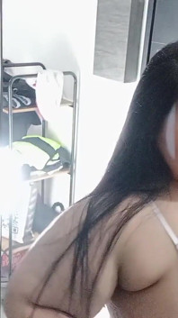 Büyük götlü tombul kız sert sikiliyor ve vajinası sütle dolu