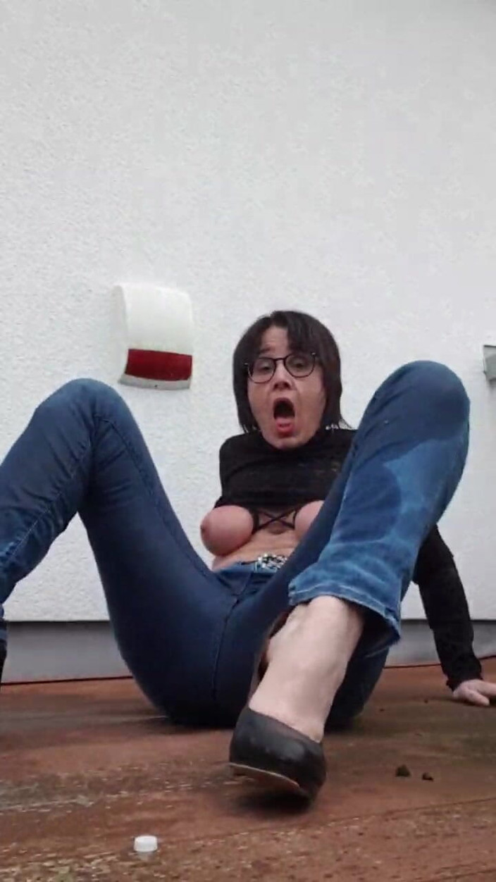 JulieEroticDress: Squirt in Jeans