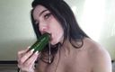 SadAndWet: Schattige tiener neukt zichzelf met komkommer