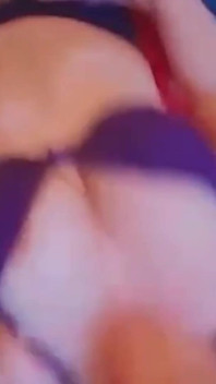 18 yaşındaki hizmetçimin sutyenini ve külotumu giyerek kendimi siktim sonra videoyu ona e-postayla postaladım
