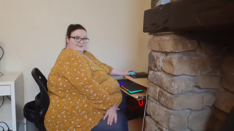 SSBBWLadyBrads: Being the fattest girl at work is a real struggle