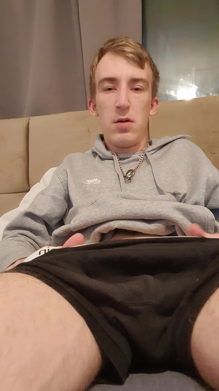 Adamross: 쪼이는 엉덩이의 거대한 자지를 가진 마른 소년