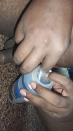 Sweet Indian cock: 德西说话男孩与避孕套吸吮和舔