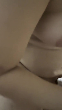Er steckt seinen ganzen Arm in den Arsch dieser Schlampe