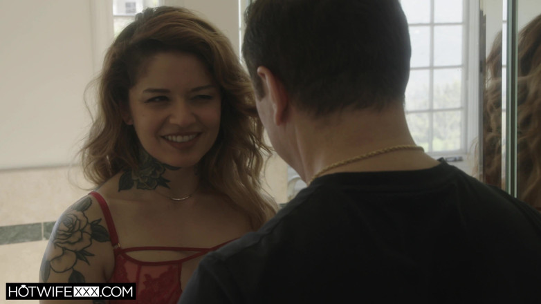 HotwifeXXX: Vanessa Vega içeride iki adam için dileğini alıyor
