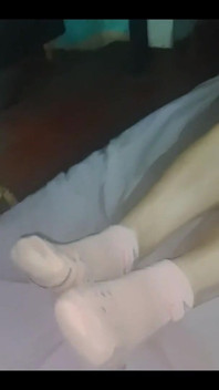 Medi își expune picioarele în șosete scurte și coada