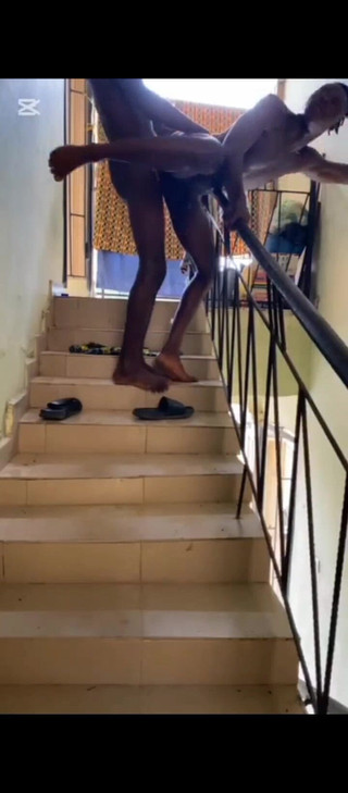 Sweetass132: Siamo stati sorpresi a scopare sulla scala