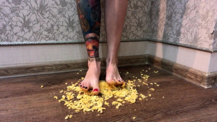 Footmodel Valery: Tattoogirl crushing onion rings