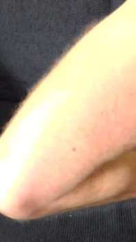 John Трахает Пальцами Киску Jens На Диване