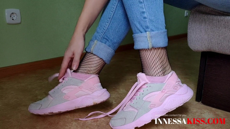 InnessaKiss: Linda chica muestra sus lindos tacones a la cámara