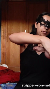 La maîtresse donne une fessée sur les fesses, la bite et les testicules de son majordome