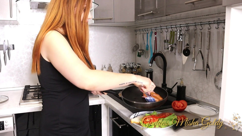 Goddess Misha Goldy: むさぼり食う-タブーファンタジー!継母が2人の迷惑な継息子を料理して食べる!
