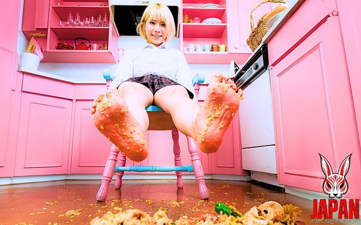 Japan Fetish Fusion: Špinavé nohy pokryté jídlem - sama doma, znuděná rin má drtivou...