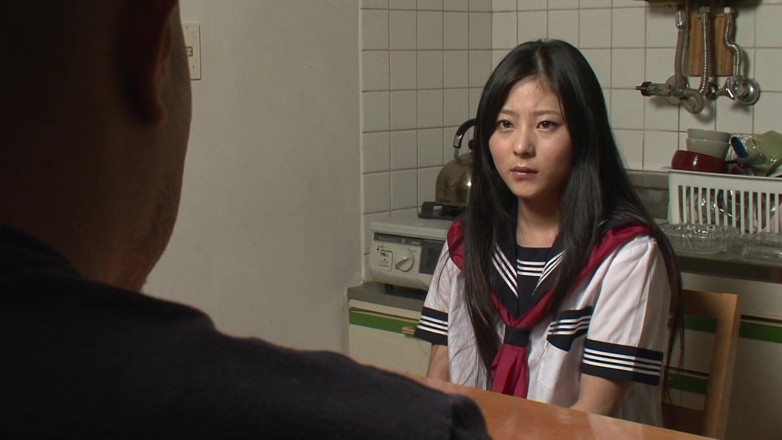 Solo Japanese: Roztomilá japonská dívka v bílém trikotu si hraje se svou...