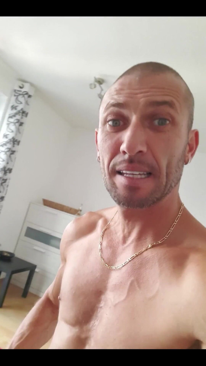 Boy jerking off: Домашняя уборка