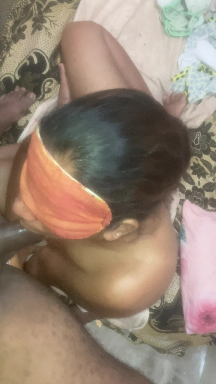 Tiyana: गले में गहरे लेना और हेयरपॉलिंग डीप गैगिंग