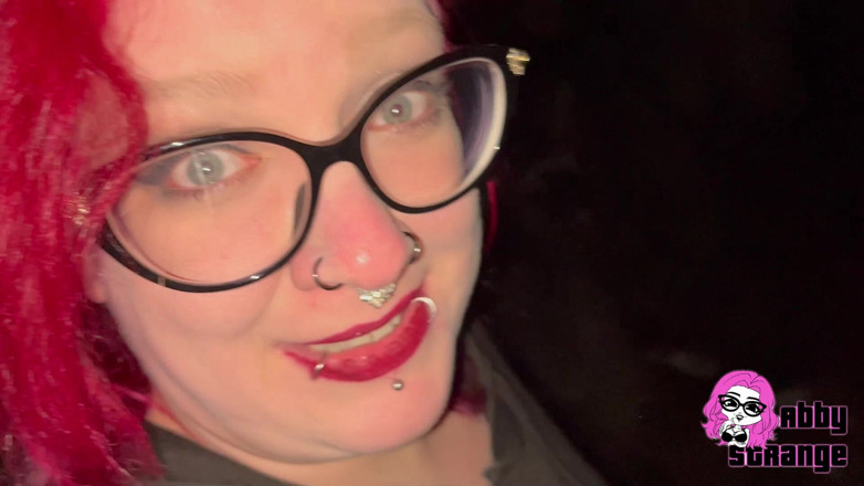 Abby Strange: ท่ามกลางหิมะที่ลานจอดรถริมทางด่วน