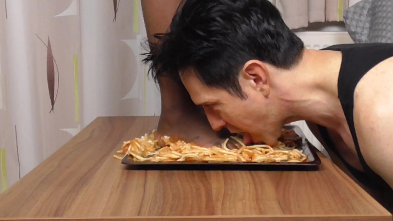 Femdom Austria: Lo schiavo italiano prende il suo cibo: spaghetti e lasagne...