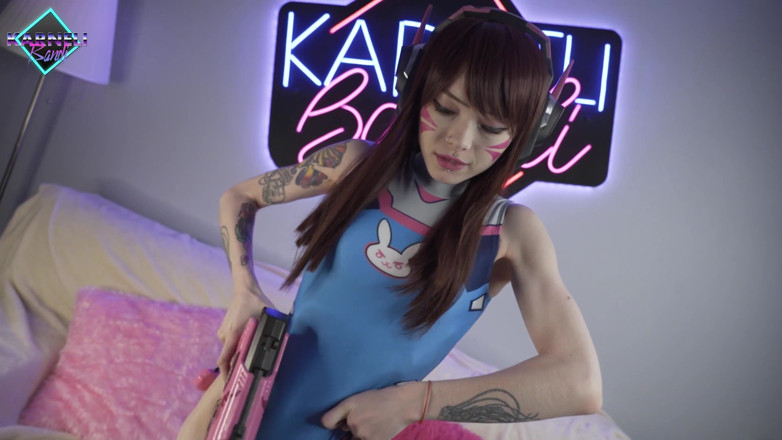 Karneli Bandi: D.va fode sua bunda apertada com brinquedos. Karneli Bandi