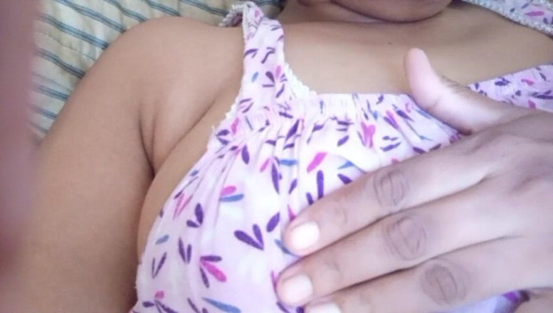 Miya White: Celebra actriță indiană Anne se masturbează în pat cu sâni mari...