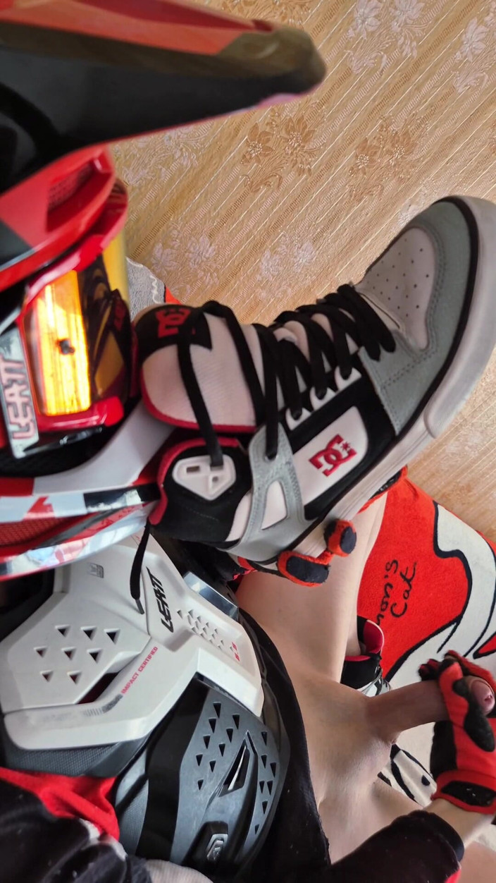 Sneakersmax98: Cowok ini lagi asik orgasme di perlengkapan sepeda motor