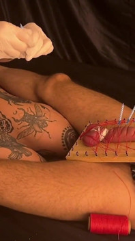 Fête d’anniversaire. CBT, planche en bois, aiguilles et bougies allumées