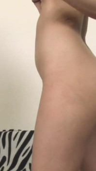 Teenager dai seni piccoli viene sborrata in tutte le sue tette