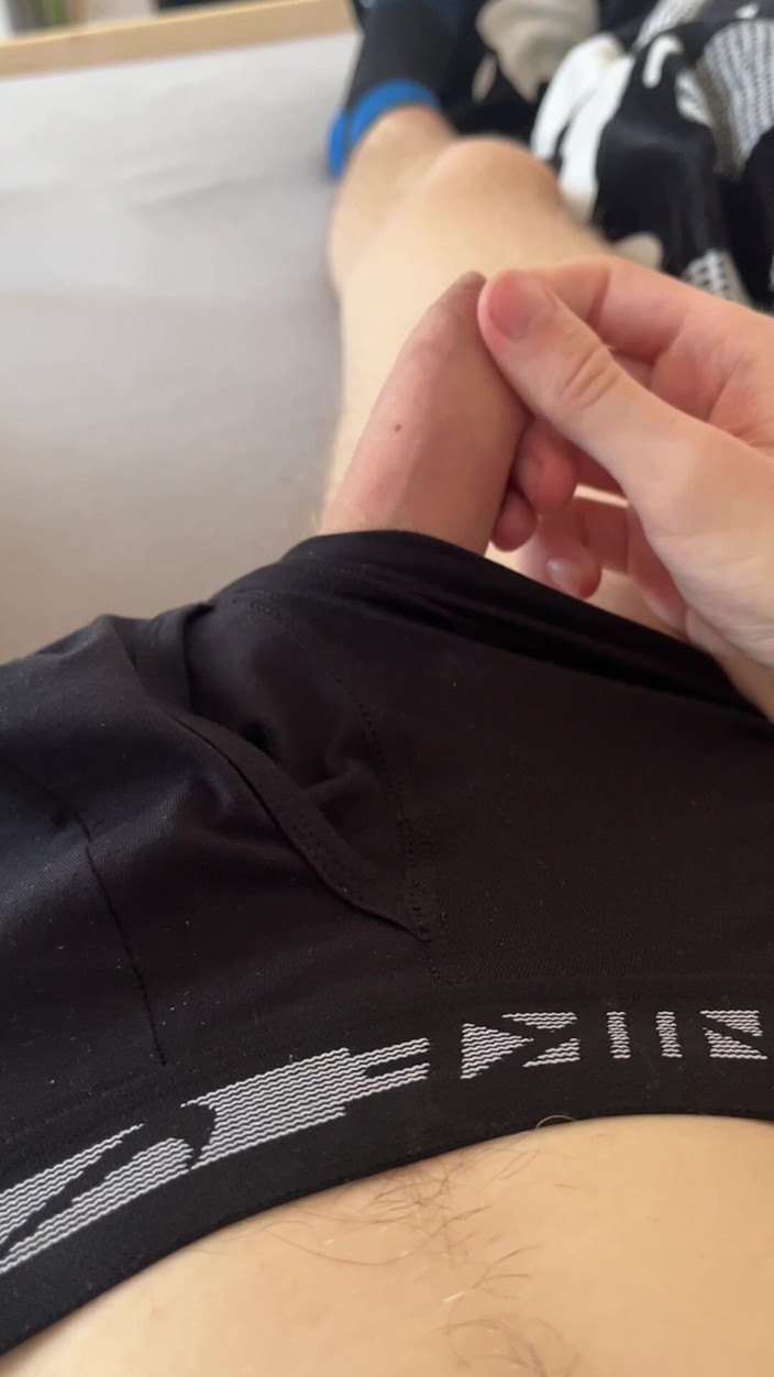 Johnny69227: 年轻的 Twink。大鸡巴成熟。热辣的年轻学生高潮很多，大量精液