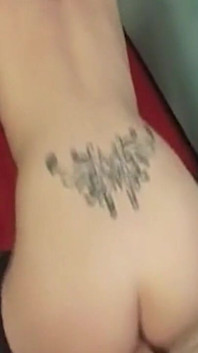 穿着丝袜的苗条熟女挑逗并被深深