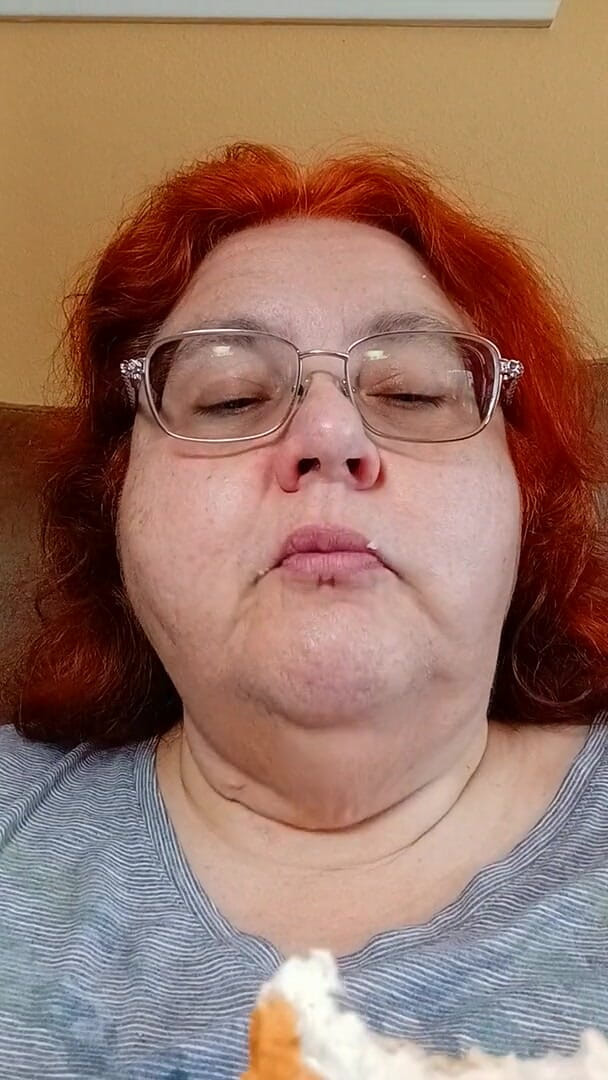 BBW nurse Vicki adventures with friends: Їсть сендвіч-рол Боло для шанувальників, які їдять товсту дівчину!