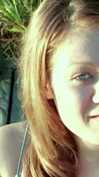 Jonge blonde schoonheid bevredigt zichzelf en haar partner