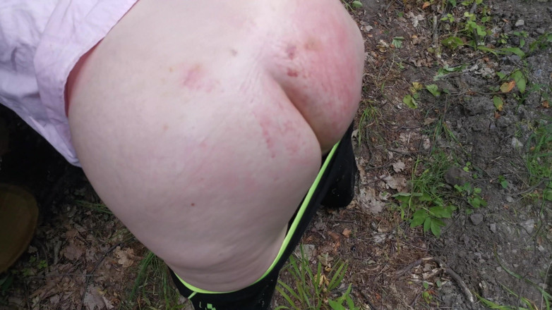 Bouncy Tits Action: Peitsche meinen nackten arsch im wald