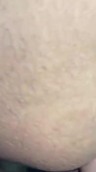Une femme mariée se fait baiser par un inconnu et filme son mari dans une vidéo hors de la ville