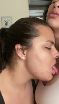 Những nụ hôn lãng mạn với những cái vuốt ve nhau