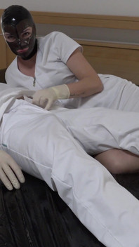 의사가 동료를 맛봤는데, 그녀가 스프레이 맞았나요?