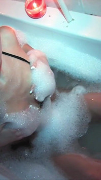 Ateşli orta yaşlı seksi kadın Paige Ashley duşta büyük zenci yarağını emiyor ve sikiyor