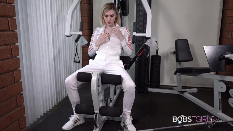 Bobs Tgirls: Ella Hollywood kommer i gymmet