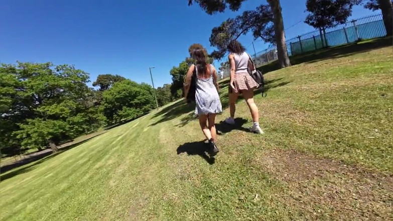 Mr LDN Lad: Due troie australiane rimorchiate e scopate in bagno