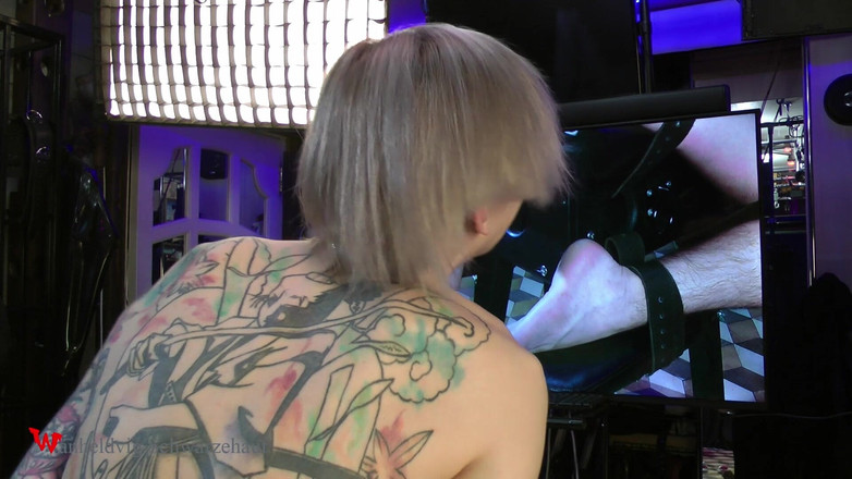 Wanheldvig: ニッキー・ホラー 足をくすぐる