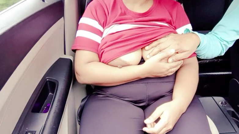 Your Arya: India tetona chupando en público - al aire libre