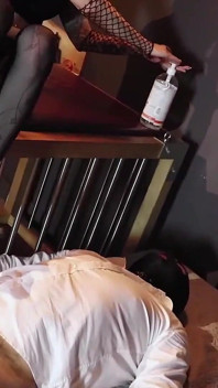Lady angela sin fa un footjob con le calze
