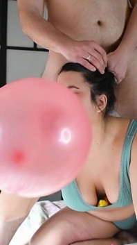 Mon petit frère moi pendant que je gonfle mon ballon