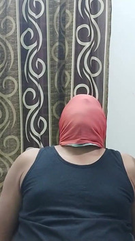 Man mond gesnoerd met femdom bondage door zwangere Indische vrouw
