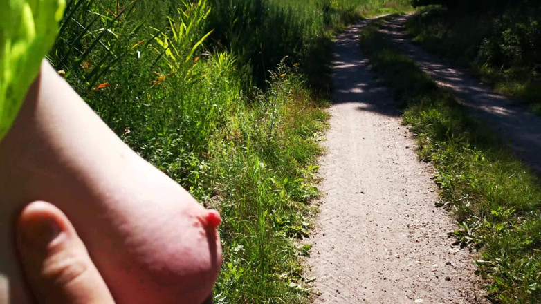 Bouncy Tits Action: Titslapping on the Run