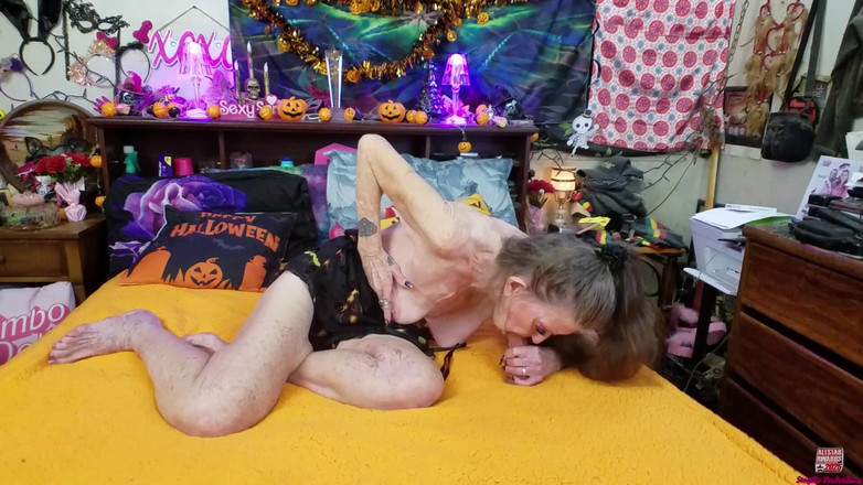 Sexy Sandra N Sir Christopher: Bunicuță supusă curvă pasionată de spermă BJ Fantezia bunicuței solo