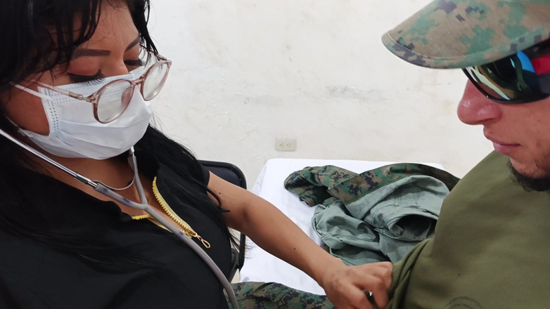 NEGRITA SEXY: Un dottore brancola sensualmente un soldato nello studio medico durante...